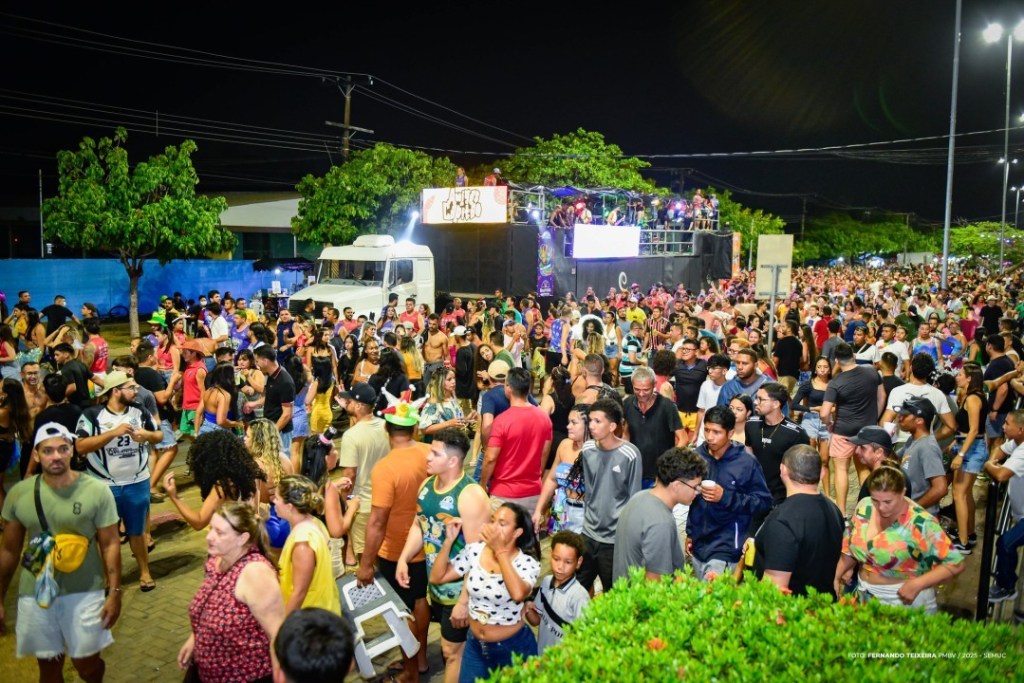 Foliões se despedem do Carnaval 2025 com grande festa na Praça Fábio Marques&nbsp;Paracat