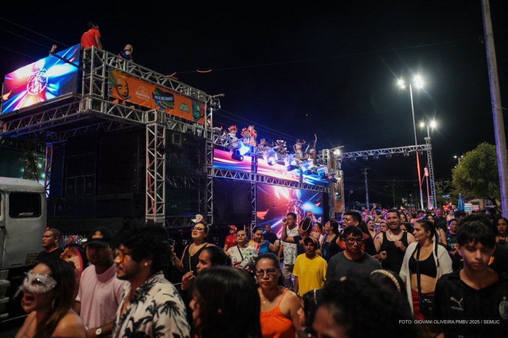 CARNAVAL 2025 – Bandas, trios elétricos e “paredões de som” agitam a folia na Praça Fábio&nbsp;Paracat