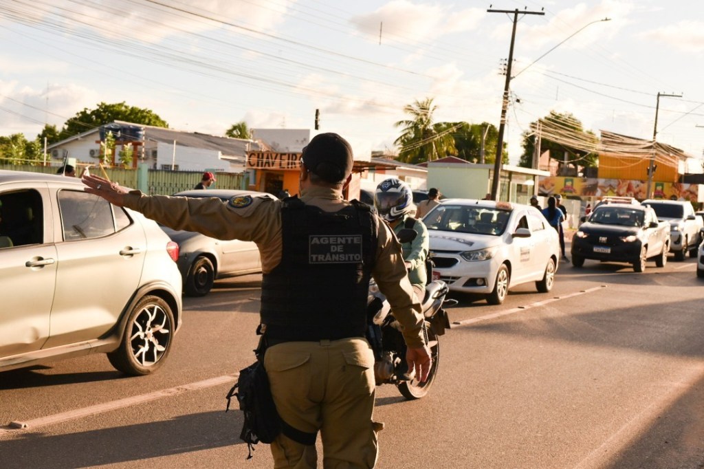 MAIO AMARELO – Agentes orientam condutores e pedestres sobre segurança e cuidados no&nbsp;trânsito