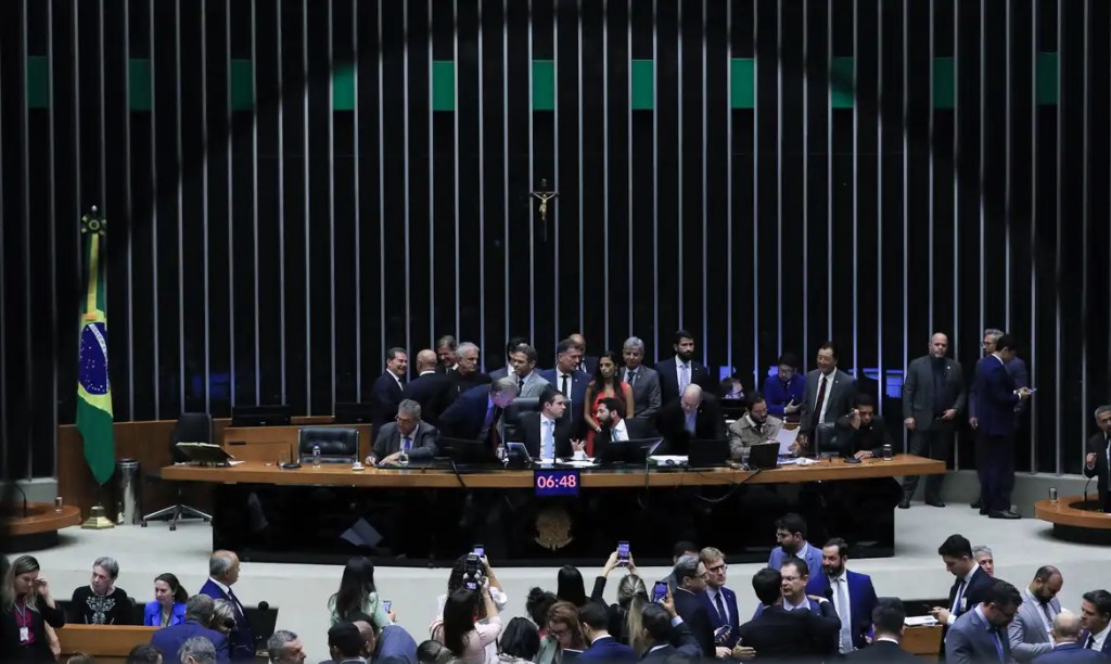 Câmara aprova urgência para PL que proíbe desconto automático no&nbsp;INSS