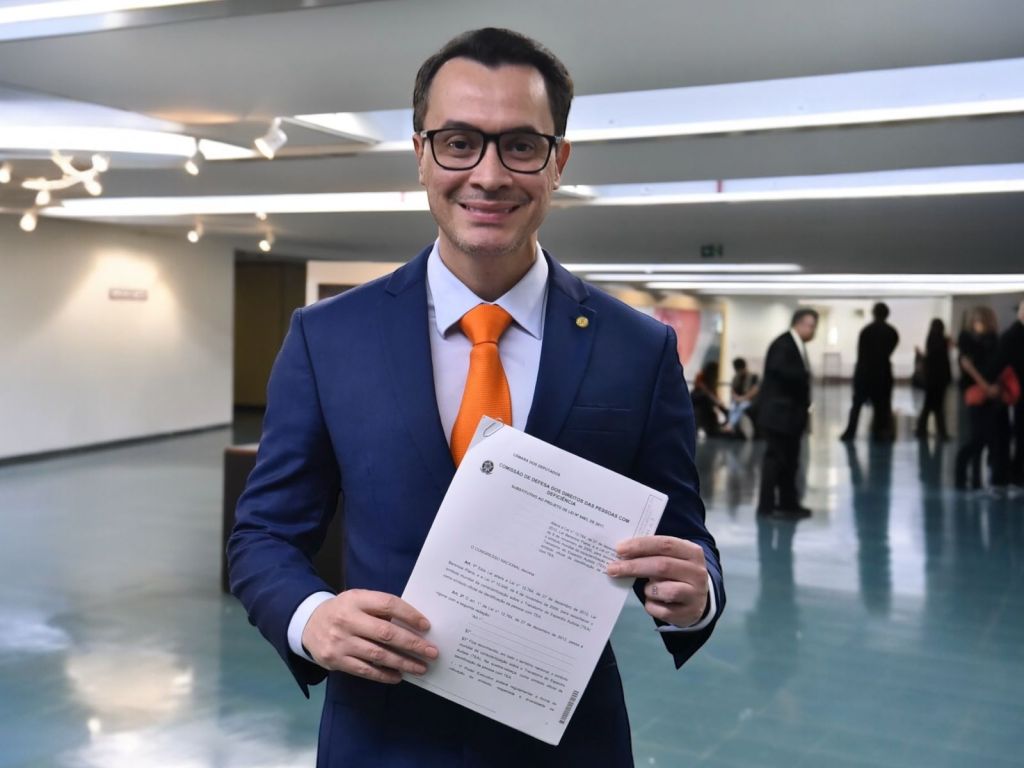 Comissão aprova parecerque oficializa símbolo do autismo e reforça atendimento prioritário a pessoas com&nbsp;TEA