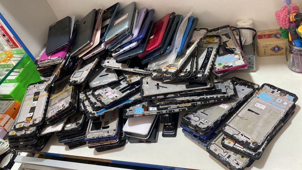 4⁰ DP: Polícia Civil cumpre mandado de busca e apreensão e apreende 80 aparelhos eletrônicos sem origem&nbsp;comprovada