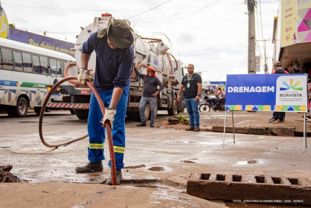 Serviços de limpeza alcançam 16 bairros nesta segunda-feira e devem remover 400 toneladas de resíduos em Boa&nbsp;Vista