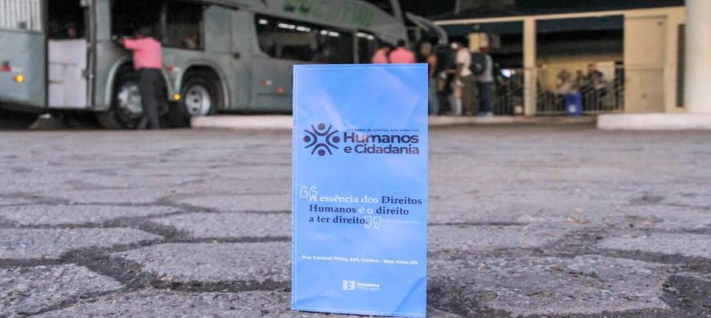 Passageiros e usuários da Rodoviária Internacional de Boa Vista recebem informações sobre tráfico&nbsp;humano