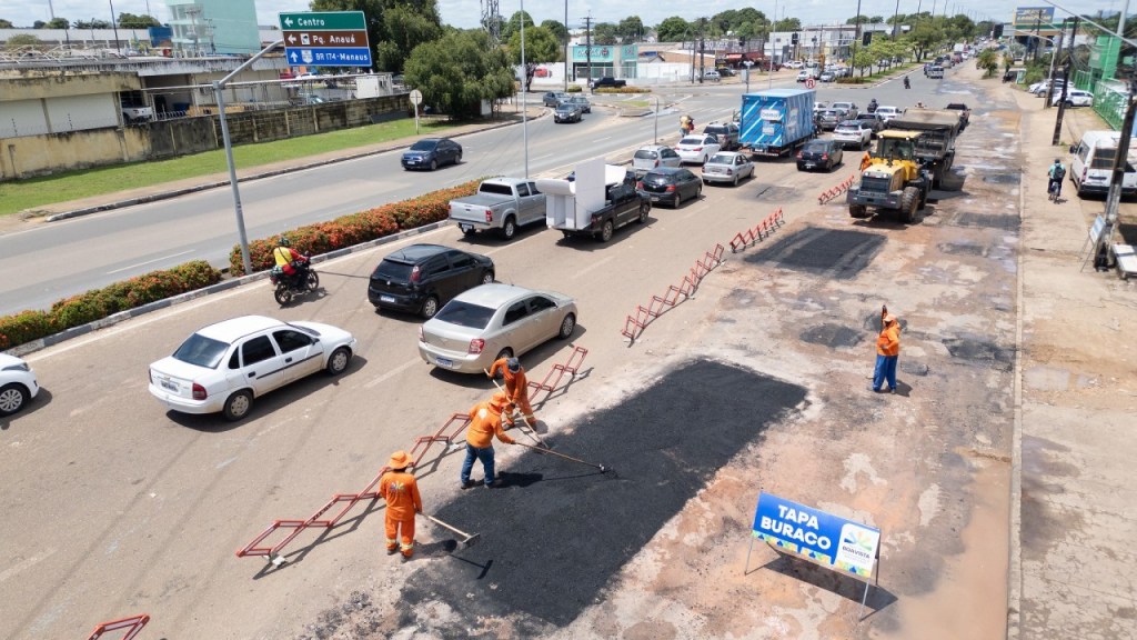 OPERAÇÃO TAPA-BURACO – Avenida Venezuela recebe reparos em trecho de grande circulação de&nbsp;veículos