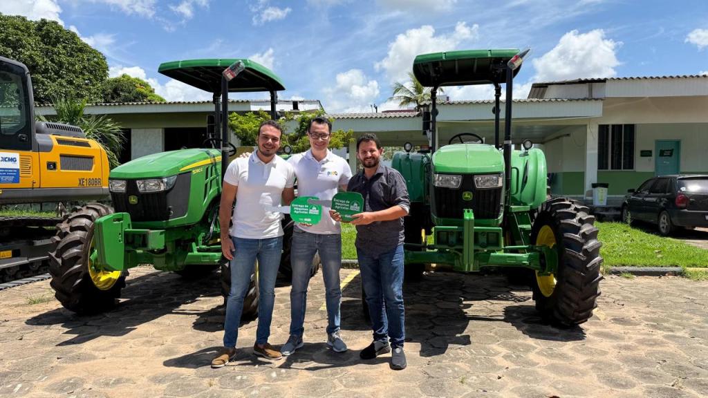 Zé Haroldo Cathedral entrega tratores e fortalece agricultura em Alto Alegre 