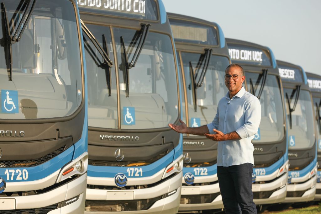 Prefeito Arthur Henrique entrega novos ônibus para a&nbsp;população