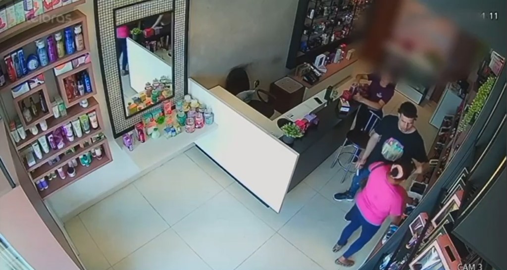Polícia Civil divulga imagem e pede apoio da população para identificar envolvidos em furto a loja de&nbsp;perfumes