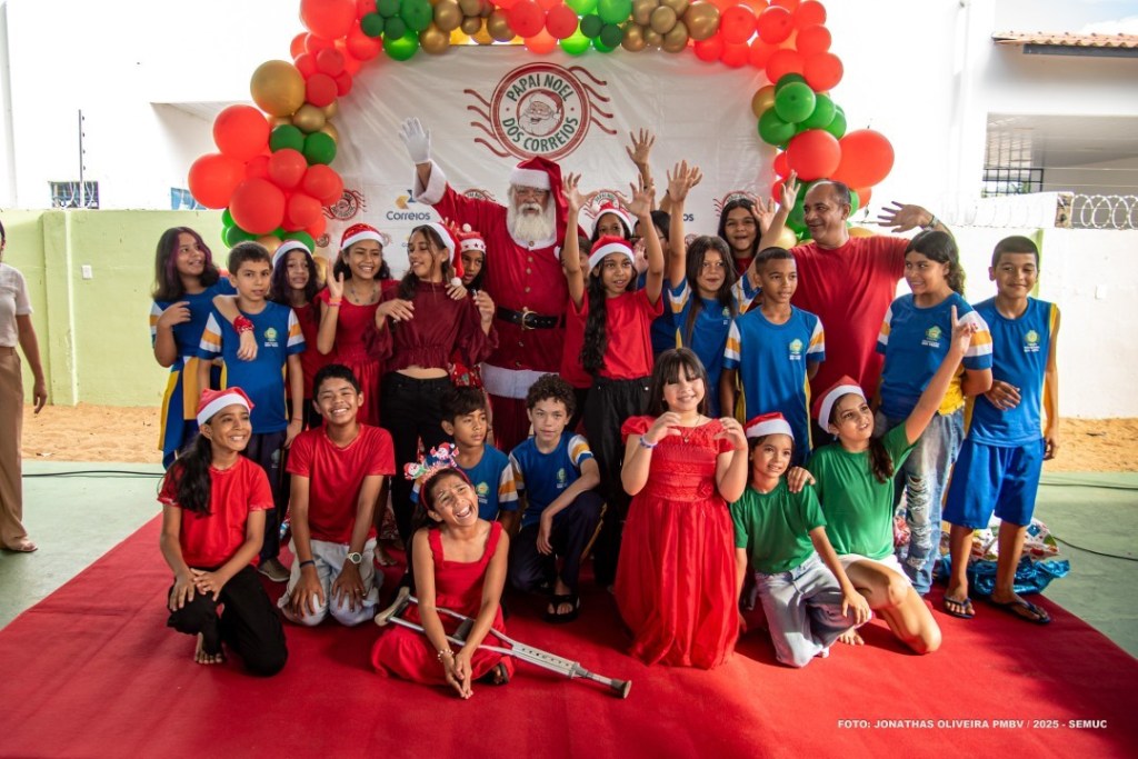 PAPAI NOEL DOS CORREIOS – Entrega de brinquedos emociona alunos da Escola Cantinho&nbsp;Feliz