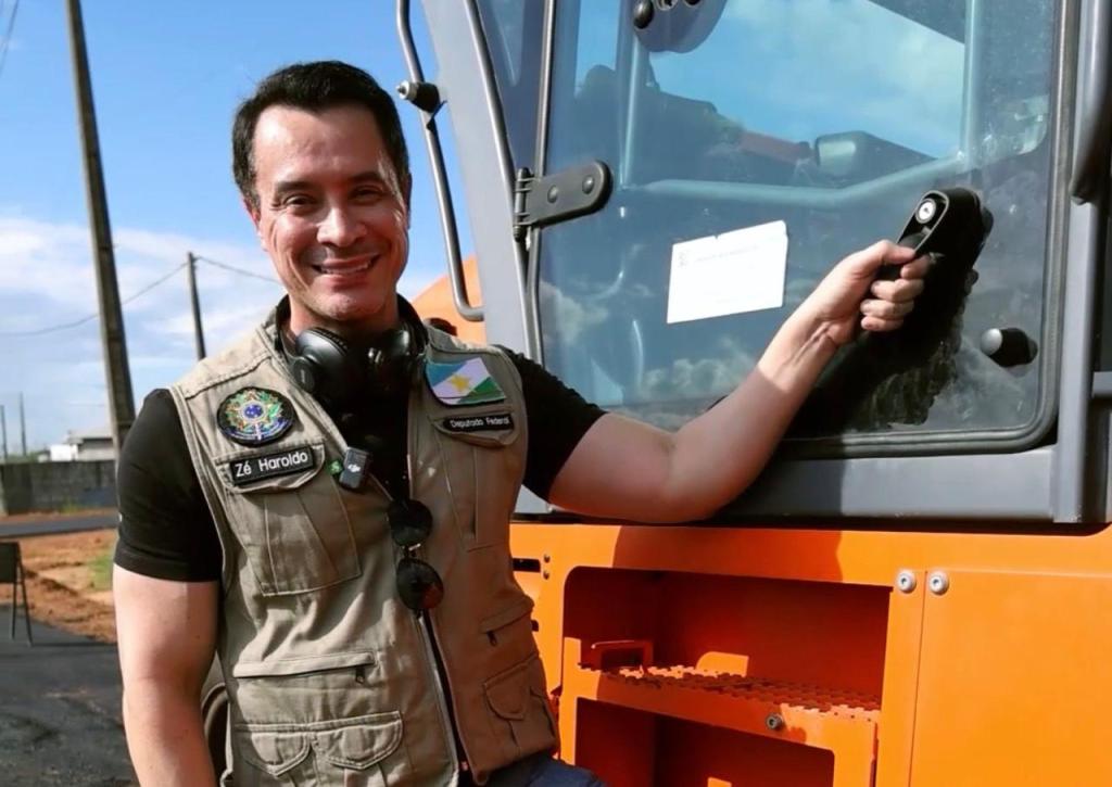 Deputado Zé Haroldo Cathedral acompanha avanço do asfaltamento no bairro Jóquei&nbsp;Clube