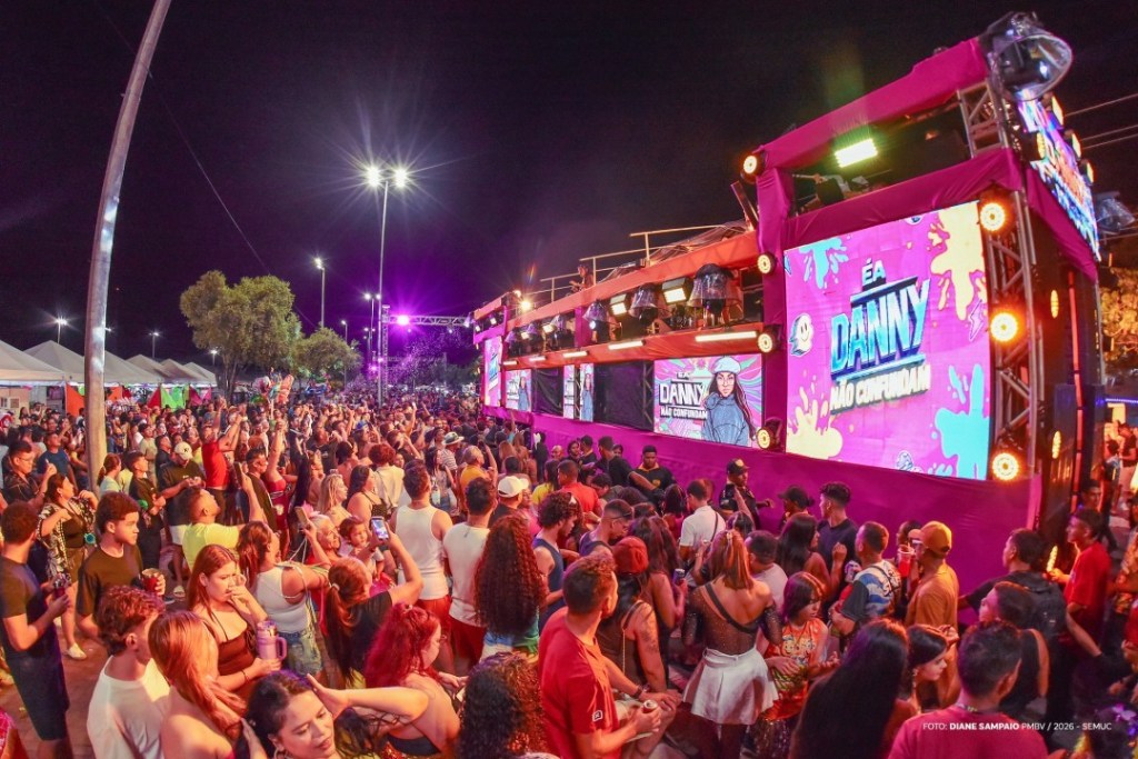CARNAVAL 2026 – Atração nacional, cantora Danny encerra 1ª noite de folia no Circuito Fábio Marques&nbsp;Paracat