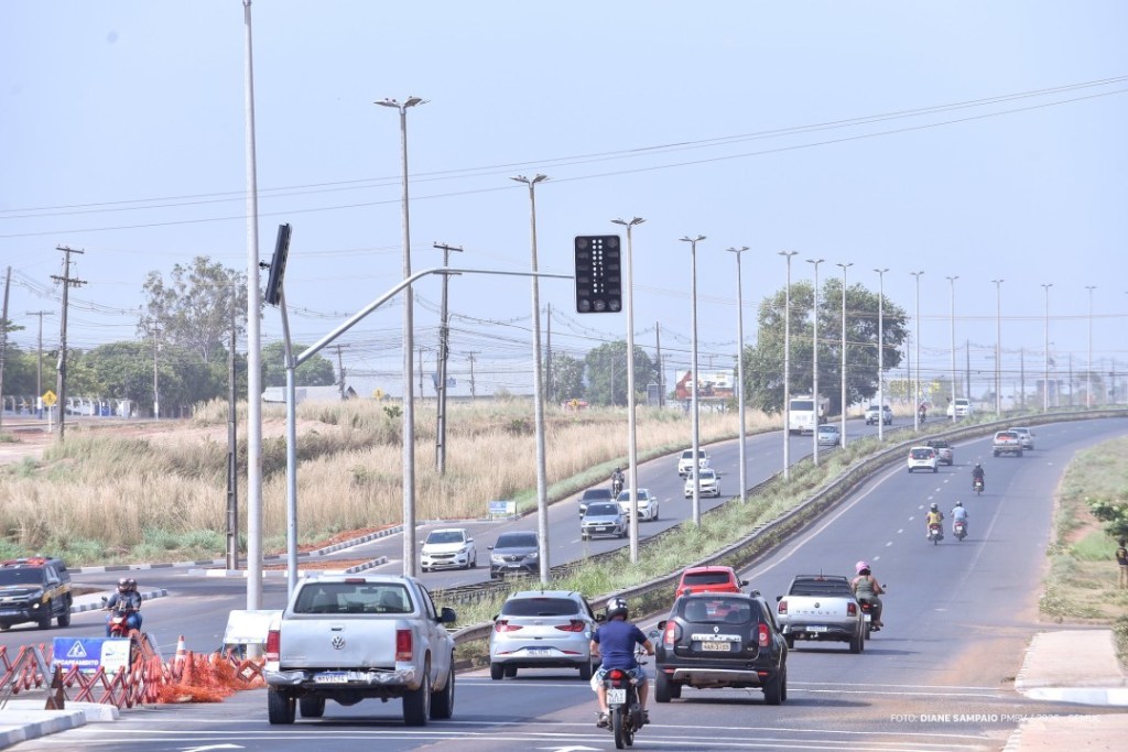 Prefeitura instala semáforo no cruzamento da avenida Brasil com a rua Capitão Clóvis no Bairro São Bento