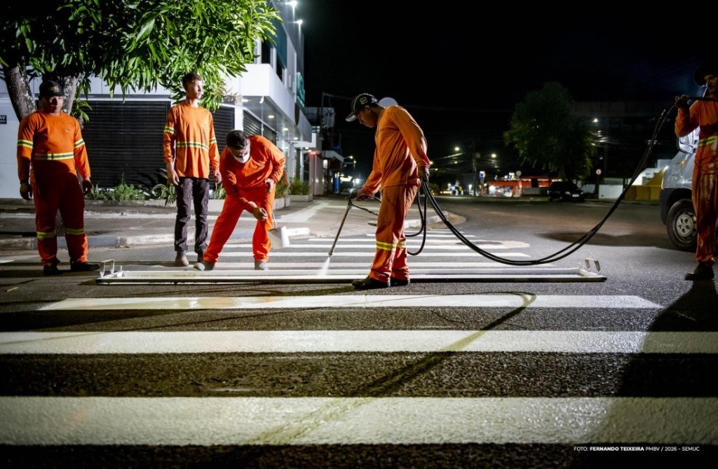 Prefeitura revitaliza sinalização horizontal durante o período&nbsp;noturno