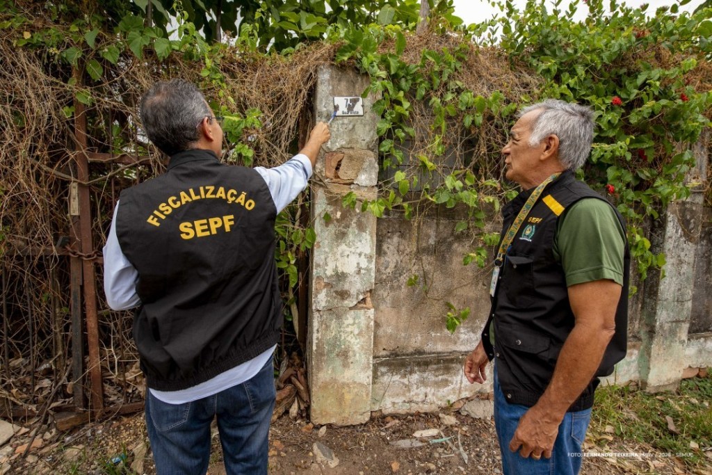Prefeitura intensifica fiscalização de terrenos baldios para prevenir queimadas e acúmulo de&nbsp;lixo