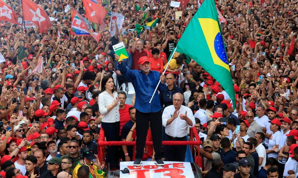 Lula é reeleito presidente do Brasil em virada&nbsp;histórica